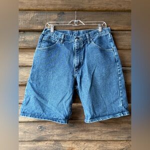 Wrangler Men's Blue Jean Shorts. 33 Relaxed Fit.   Very Good condition.